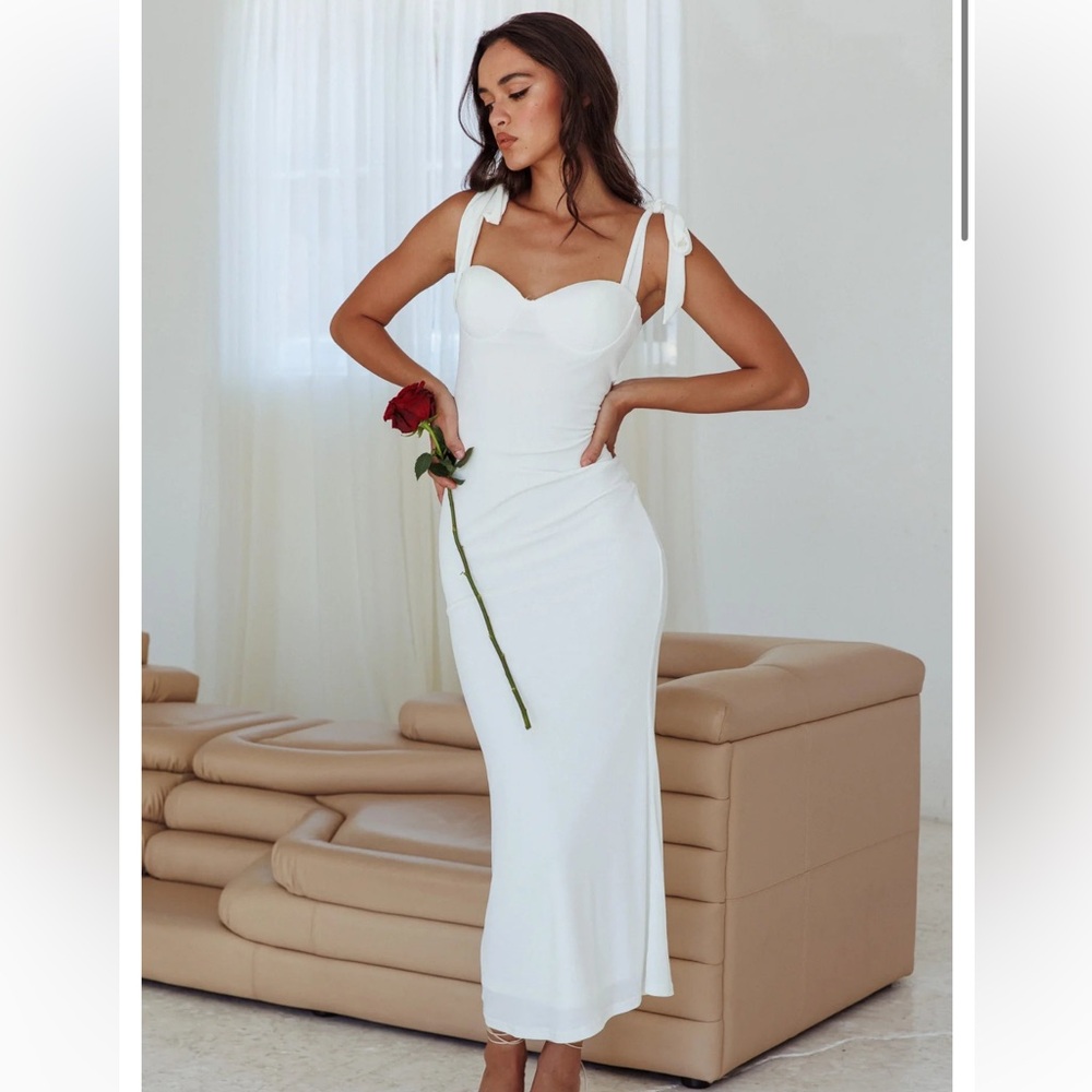 Selfie Leslie rose garden white dress